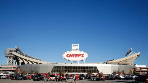 CBA赛场上，琼斯底线助攻，余嘉豪上演篮下双手暴扣！